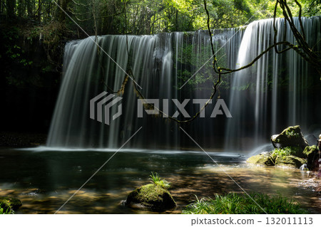 Nabegataki Falls, beautiful like a curtain of water, Oguni City, Kumamoto 132011113