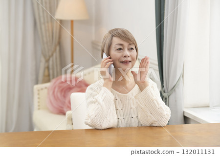 老年婦女們愉快地用智慧型手機聊天和搜索 老年婦女們愉快地用智慧型手機聊天和搜索 132011131