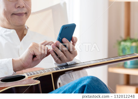 操作智能手機的男性人 132012248