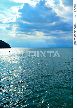 從江之島弁天橋相模灣看江之島 從江之島弁天橋相模灣看江之島 132012281