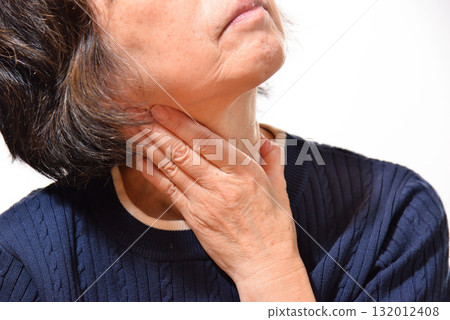 老年婦女擔心她的脖子 132012408