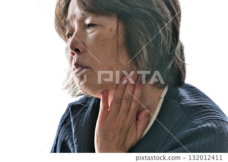 老年婦女擔心她的脖子 132012411