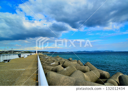 Enoshima: Shonan Port Lighthouse seen from Shonan Great Embankment before the storm 132012434