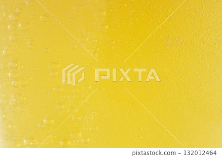 冰啤酒倒入玻璃杯中 冰啤酒倒入玻璃杯中 132012464