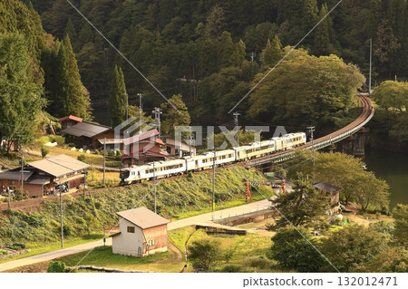 Limited Express Wide View Hida running on the Takayama Main Line in early autumn 132012471