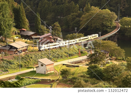 初秋在高山本線運行的特快列車“Wide View Hida” 初秋在高山本線運行的特快列車“Wide View Hida” 132012472