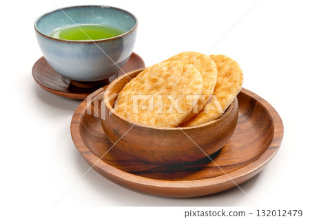白色背景的醬油米餅和綠茶 白色背景的醬油米餅和綠茶 132012479