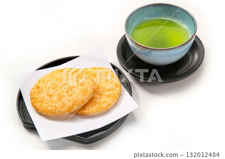 白色背景的醬油米餅和綠茶 132012484