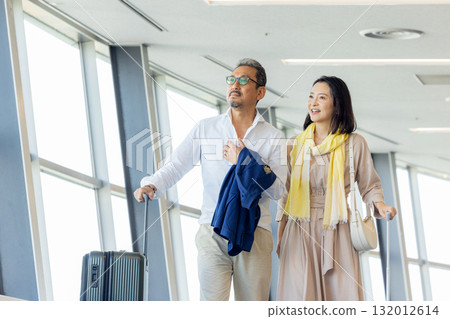 享受旅行的老年男女 132012614