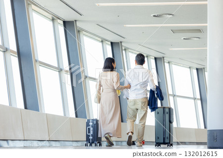 享受旅行的老年男女 132012615