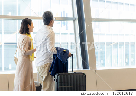 Senior men and women enjoying travel Senior men and women enjoying travel 132012618