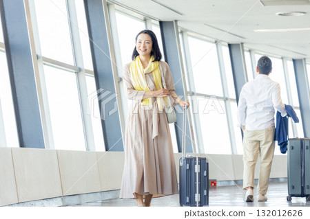 繼續旅行的資深婦女 132012626