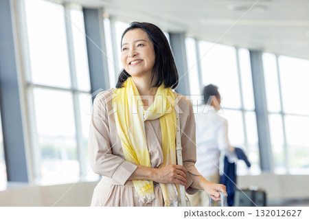 繼續旅行的資深婦女 132012627