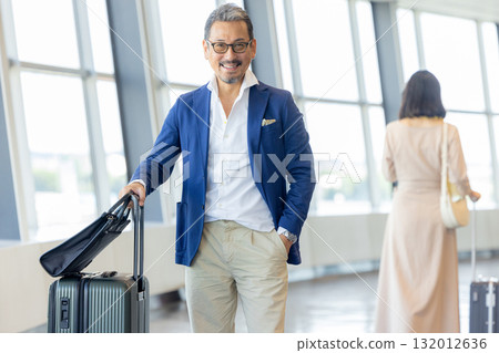 去旅行的老人 132012636