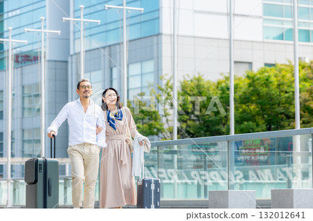 Men and women traveling Men and women traveling 132012641