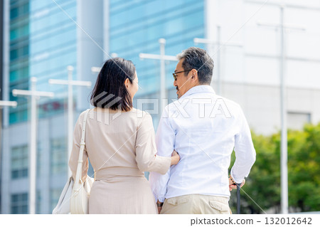 Men and women traveling 132012642