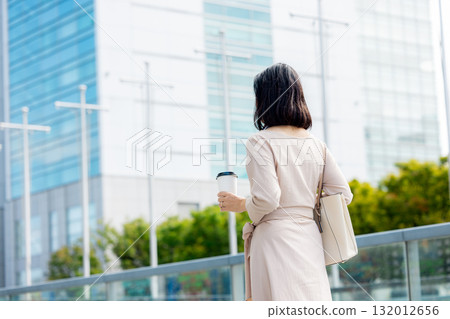 在城市中行走的老年婦女 132012656