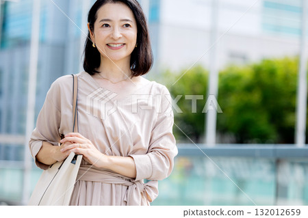 走在辦公室的女實業家 132012659