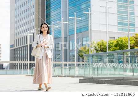 走在辦公室的女實業家 132012660