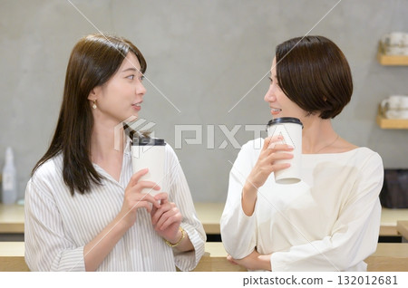 一個在咖啡館談話的女人 一個在咖啡館談話的女人 132012681