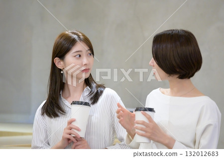 一個在咖啡館談話的女人 132012683