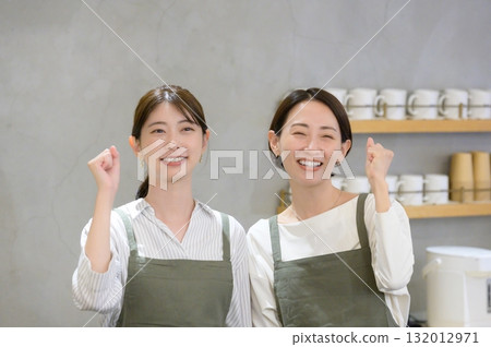 扮演膽量姿勢的女職員 132012971