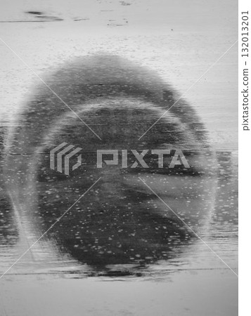 飛機引擎在雨天停機坪上反射 132013201