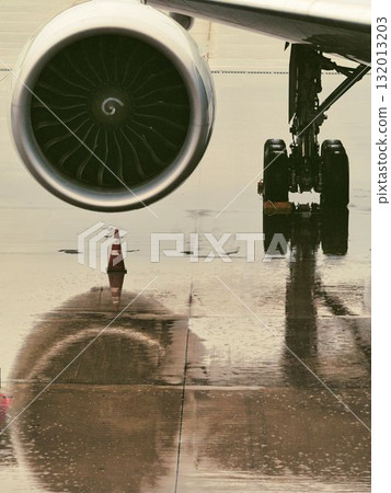 飛機引擎在雨天停機坪上反射 飛機引擎在雨天停機坪上反射 132013203