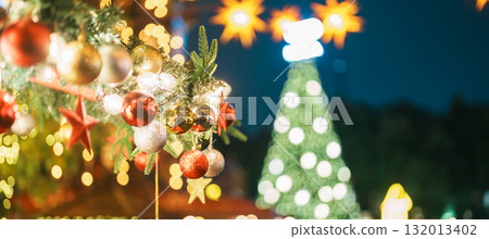 Christmas market background with Christmas tree with decoration and lights. Merry Christmas, holiday and happy New Year concept Christmas market background with Christmas tree with decoration and lights. Merry Christmas, holiday and happy New Year concept 132013402