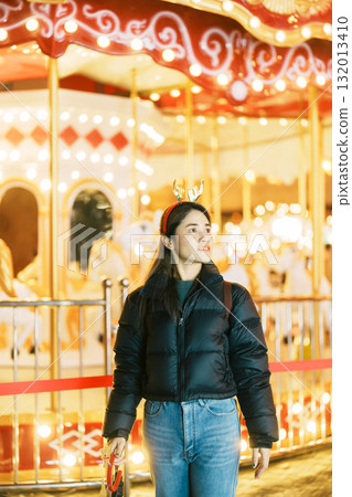 happy tourist woman stands on a German christmas market . Merry Christmas, holiday and happy New Year concept 132013410