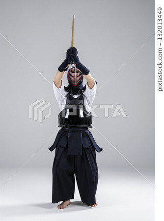A man practicing kendo 132013449