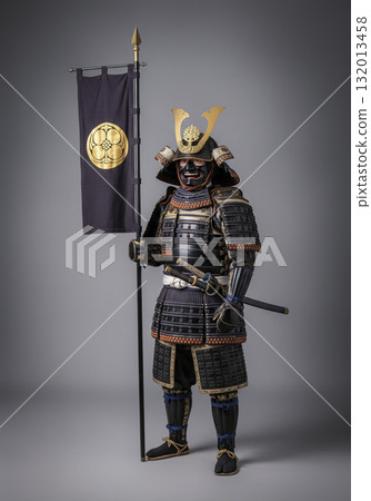 穿著盔甲旗幟的日本武士 132013458