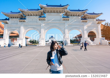woman hand holding Pearl bubble milk tea glasses. traveler at National Chiang Kai shek Memorial, a famous beverages in Taipei, Taiwan 132013487