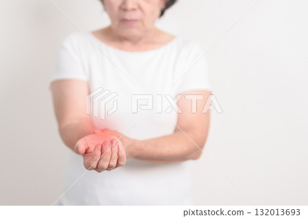 Elderly  Woman having wrist pain for Carpal Tunnel Syndrome, Wrist Tendinitis, muscle ache, De Quervain s tenosynovitis, Hand Osteoarthritis, Parkinson disease and Senior health care concept 132013693