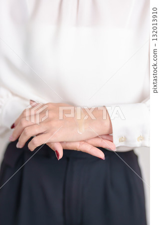 Woman having wrist pain with Medicated pain relief patch plaster for Carpal Tunnel Syndrome, Wrist Tendinitis ache, De Quervain s tenosynovitis, ergonomic, Hand Osteoarthritis and Office syndrome 132013910