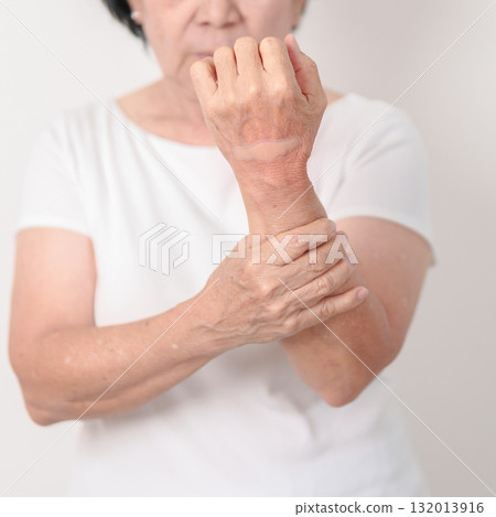 Elderly Woman having wrist pain with Medicated pain relief patch plaster for Carpal Tunnel Syndrome, Wrist Tendinitis, muscle ache, De Quervain s tenosynovitis, Hand Osteoarthritis and Senior health Elderly Woman having wrist pain with Medicated pain relief patch plaster for Carpal Tunnel Syndrome, Wrist Tendinitis, muscle ache, De Quervain s tenosynovitis, Hand Osteoarthritis and Senior health 132013916