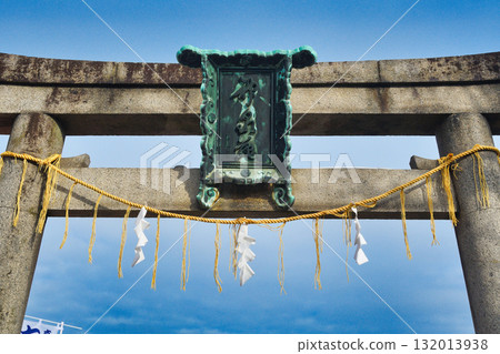 The large torii gate at Shinsen-en Garden in Kyoto (Nakagyo Ward, Kyoto City, Kyoto Prefecture) 132013938