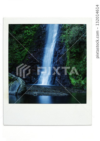 瀑布圖像寶麗來風格 瀑布圖像寶麗來風格 132014614