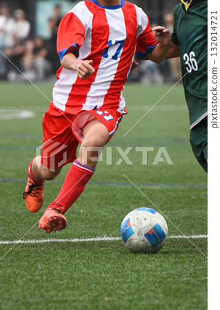 運球的足球運動員 132014721
