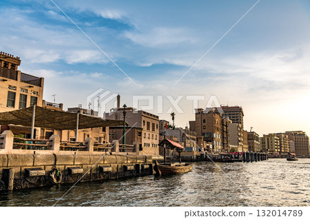 從杜拜河眺望德伊勒區(杜拜,阿拉伯聯合大公國) 從杜拜河眺望德伊勒區(杜拜,阿拉伯聯合大公國) 132014789