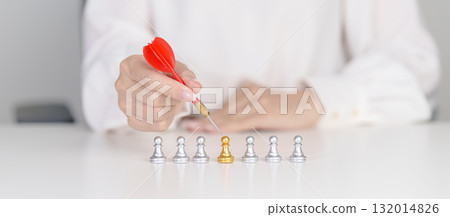 Hand point dart to golden chess pawn pieces or leader businessman stand out of crowd people of silver men. leadership, business, team, teamwork, unique and Human resource management concept 132014826