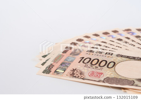 價值 10 萬日圓的新版 1 萬日圓紙幣排列的照片(現金、日圓、白色背景、左上角) 價值 10 萬日圓的新版 1 萬日圓紙幣排列的照片(現金、日圓、白色背景、左上角) 132015109