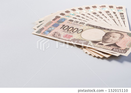 新版10萬日圓紙幣的照片(澀澤榮一、現金、日圓、白色背景、左下角) 新版10萬日圓紙幣的照片(澀澤榮一、現金、日圓、白色背景、左下角) 132015110