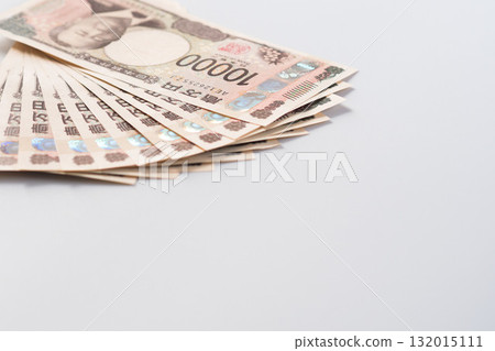 10萬日元紙幣排列的照片(澀澤榮一、現金、新紙幣、白色背景、右下角) 10萬日元紙幣排列的照片(澀澤榮一、現金、新紙幣、白色背景、右下角) 132015111