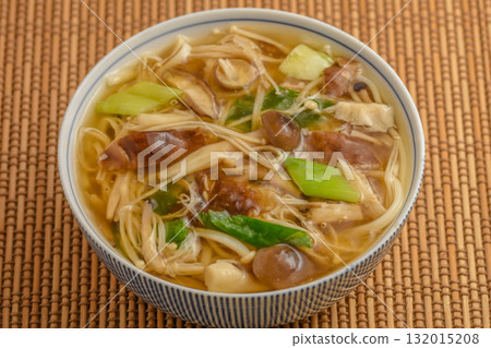 Autumn flavor: Mushroom udon noodles with thickened sauce Autumn flavor: Mushroom udon noodles with thickened sauce 132015208