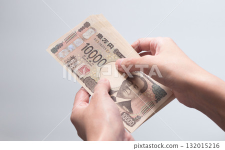 Handing over and receiving 100,000 yen in cash (new banknote, 10,000 yen note, Eiichi Shibusawa, white background) Handing over and receiving 100,000 yen in cash (new banknote, 10,000 yen note, Eiichi Shibusawa, white background) 132015216