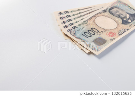 五張新版 1,000 日圓紙幣（價值 5,000 日圓）並排擺放的照片（北里柴三郎、現金、日圓、白色背景） 132015625