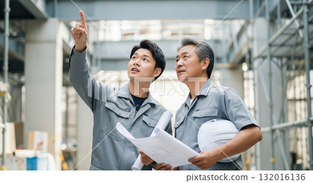 人們在建築工地開會 132016136