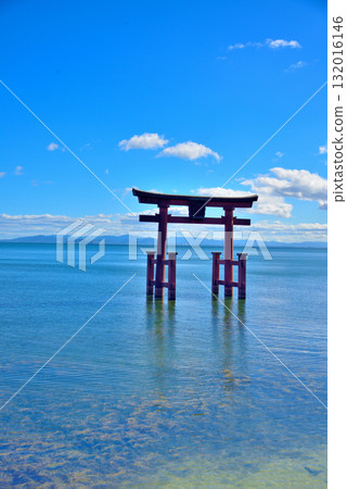 Shiga Prefecture: The floating torii gate of Shirahige Shrine on Lake Biwa Shiga Prefecture: The floating torii gate of Shirahige Shrine on Lake Biwa 132016146