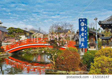 Hosei Bridge, Shinsenen Garden, Kyoto (Nakagyo Ward, Kyoto City, Kyoto Prefecture) Hosei Bridge, Shinsenen Garden, Kyoto (Nakagyo Ward, Kyoto City, Kyoto Prefecture) 132016147